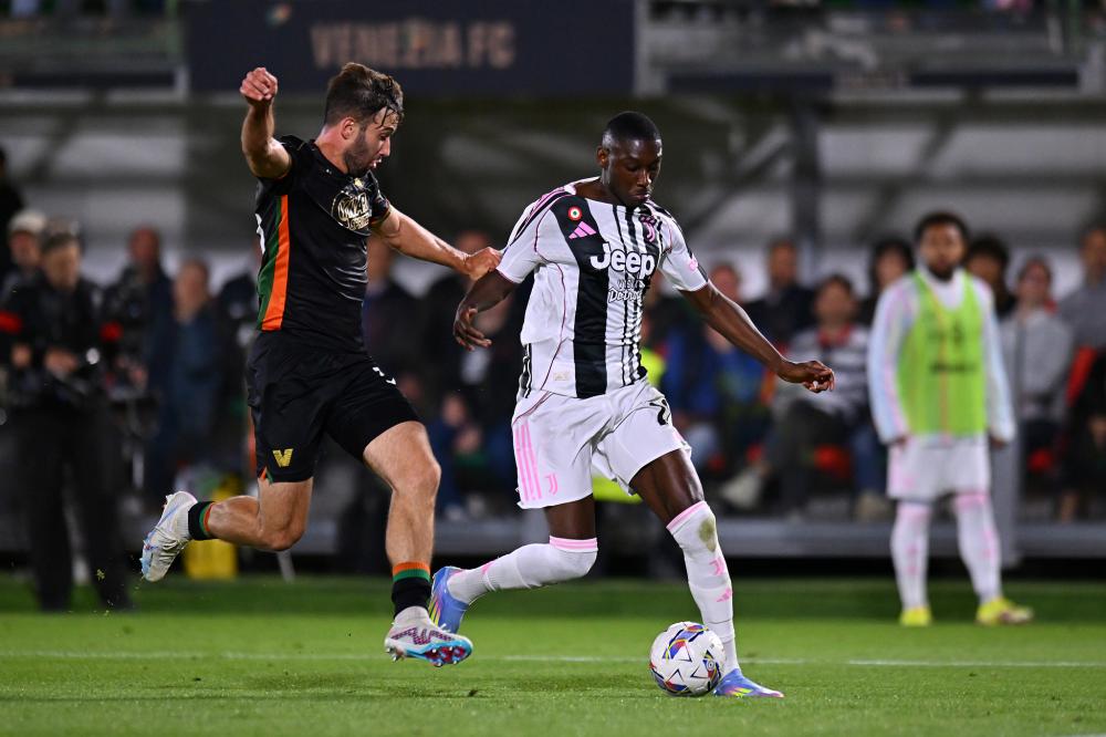 里贝里儿子赛义夫身穿阿尔及利亚球衣自拍，引起热议